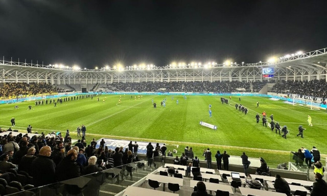 Σοβαρά επεισόδια κι αναβολή αγώνα στην Κύπρο