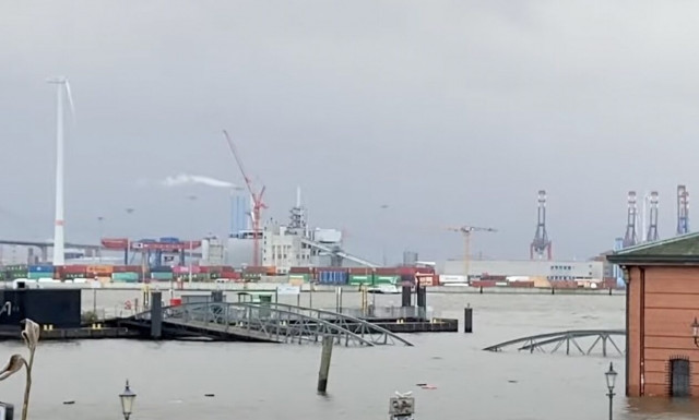 Σαρώνει τη Γερμανία ο τυφώνας «Γίτκα» - Τρένο εκτροχιάστηκε στη Βεστφαλία