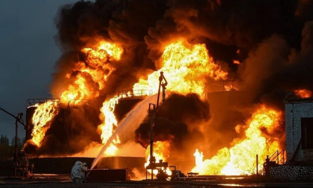 Στις φλόγες διυλιστήριο στη νότια Ρωσία