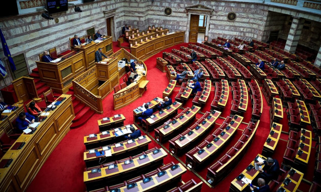 Επιστολική ψήφος: Live από τη Βουλή η ψηφοφορία