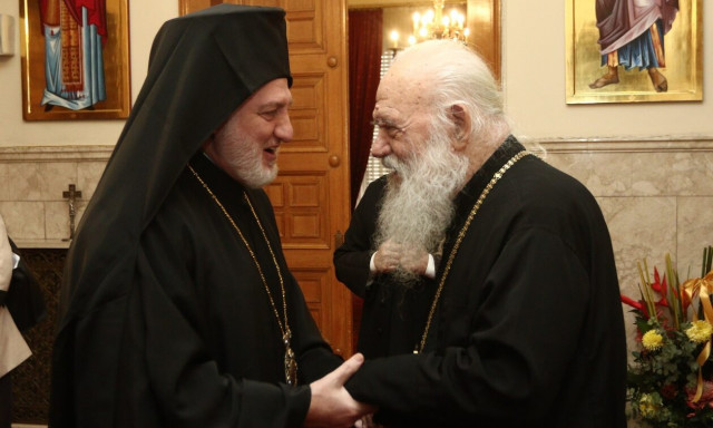 Ιερώνυμος – Ελπιδοφόρος: Δεν βαφτίζουν μικρά παιδιά ομόφυλων, αλλά ο «Αμερικής» έχει βαφτίσει ήδη