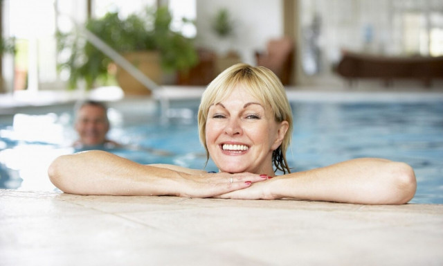 Συμπτώματα εμμηνόπαυσης: Αντιμετωπίστε τα με κολύμβηση