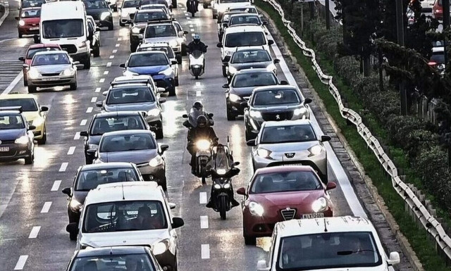 Ακινητοποιημένο φορτηγό στη Δυρραχίου - «Κόλαση» οι δρόμοι