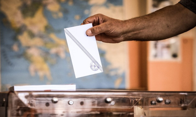 Δημοσκόπηση Metron Analysis: Κατά της τεκνοθεσίας από ομόφυλα ζευγάρια η πλειοψηφία