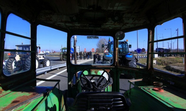 Θεσσαλονίκη: Βγήκαν στους δρόμους με τα τρακτέρ οι αγρότες της Επανομής