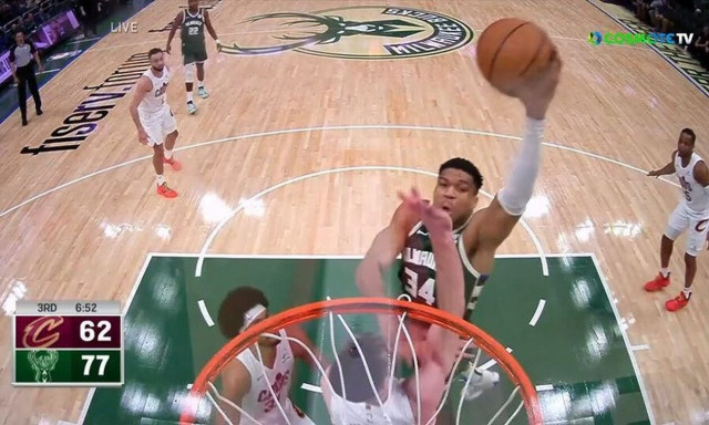 Γιάννης Αντετοκούνμπο από άλλο πλανήτη και νέο triple double με τους Μπακς (vids)