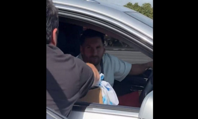 Λιονέλ Μέσι: Του κόρναραν επειδή διέκοψε την κυκλοφορία για να υπογράψει φανέλα σε θαυμαστή του