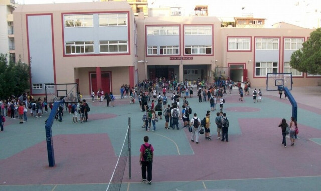 Χαλκίδα: Πέταξαν κροτίδα στο 1ο Γυμνάσιο - Έξι τραυματίες, ένας με απώλεια ακοής