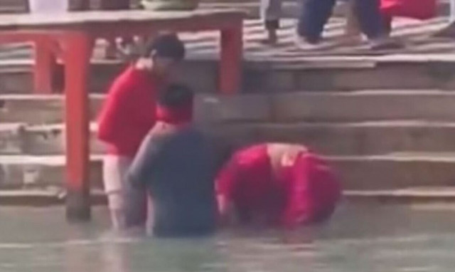 Ινδία: Σκληρό βίντεο - Οικογένεια πνίγει τον 5χρονο γιο της στον Γάγγη επειδή είχε λευχαιμία!