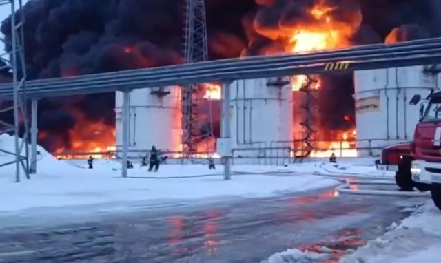 Ρωσία: Πύρινη κόλαση μετά από επίθεση σε διυλιστήριο στην Τουάψε (video)