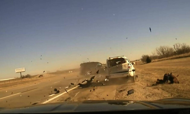 Σοκαριστικό βίντεο από την στιγμή που αστυνομικός εκσφενδονίζεται στον αέρα σε απίστευτο τροχαίο