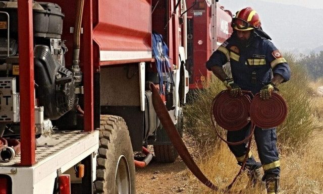 Μεγάλη φωτιά στην Άχλα της Άνδρου: Ενισχύονται οι δυνάμεις της Πυροσβεστικής