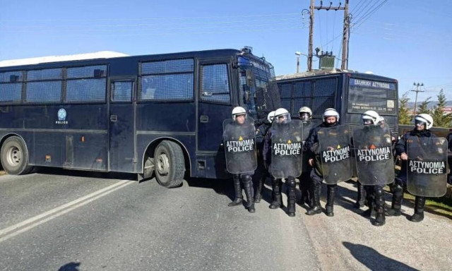 Μπλόκο της ΕΛΑΣ σε δεκάδες τρακτέρ πριν μπουν στη Θεσσαλονίκης-Περαίας - Ένταση με αγρότες