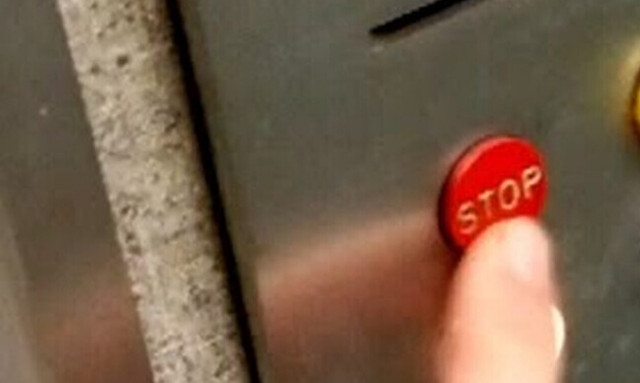 Ξέρεις για ποιο λόγο υπάρχει «STOP» στα ασανσέρ;