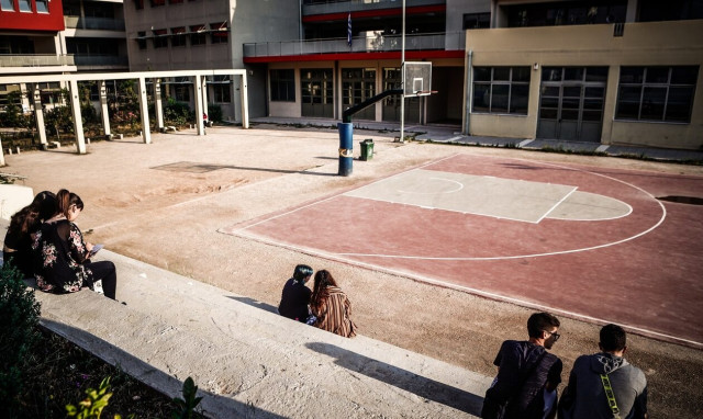 Τριών Ιεραρχών: Καταργείται η αργία και για φροντιστήρια - κέντρα ξένων γλωσσών