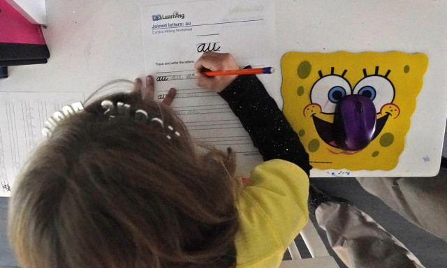 «Σβήνουν» οι οθόνες, επιστρέφουν τα μολύβια στα σχολεία - Μαθητές μαθαίνουν να γράφουν με το χέρι