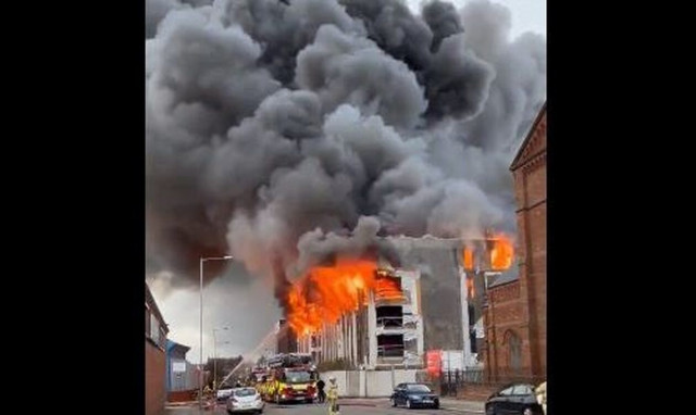 Λίβερπουλ: Τεράστια πυρκαγιά σε τετραώροφο κτήριο - Ορατοί σε όλη την πόλη οι καπνοί