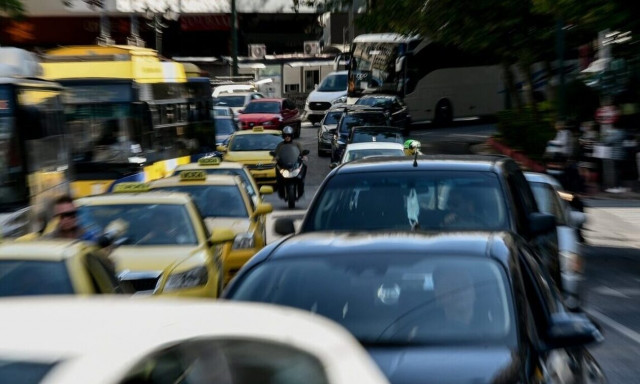 Κίνηση: Με καθυστερήσεις κινούνται τα οχήματα στην άνοδο του Κηφισού