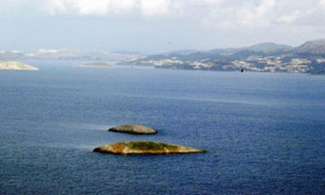 Σαν σήμερα το 1996: Περιπολικό κατεβάζει την τουρκική σημαία στα Ίμια και υψώνει την ελληνική