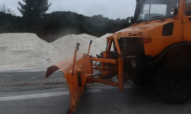 Κακοκαιρία: Σε κλοιό χιονιά η χώρα - Υποχρεωτικές από Δευτέρα οι αλυσίδες στην Αττική