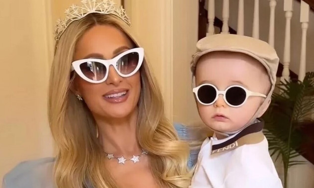 H Πάρις Χίλτον με τον γιο της, Φοίνιξ