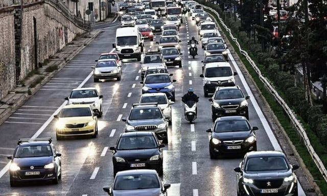 Κίνηση στους δρόμους: Χάος στον Κηφισό - Σύγκρουση φορτηγού με ΙΧ στο ύψος των ΚΤΕΛ