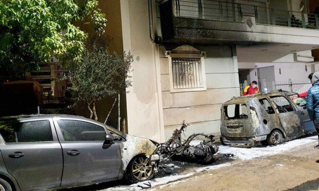 Άγιοι Ανάργυροι: Εμπρησμός σε δύο αυτοκίνητα και μία μοτοσικλέτα