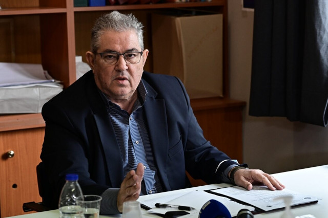 Με 4.800 λέξεις το ΚΚΕ γκρεμίζει ομόφυλα και τεκνοθεσία