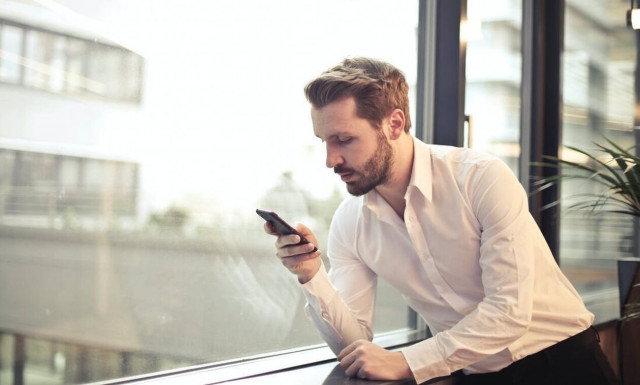 Τι είναι το «δάχτυλο του smartphone» και πώς μπορείς να απαλλαγείς από αυτό