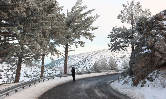 Έκτακτο Δελτίο Επιδείνωσης Καιρού: Έφτασαν τα χιόνια στην Αττική - Ποιοι δρόμοι έκλεισαν