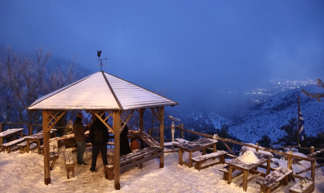 Kακοκαιρία «Avgi»: Εντυπωσιακές εικόνες από τα πρώτα χιόνια στη χώρα