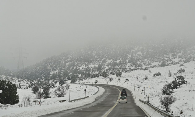 Κακοκαιρία Avgi: Με άγριες διαθέσεις ο χιονιάς - Δύσκολη η Τρίτη - Κλειστά σχολεία και τηλεργασία