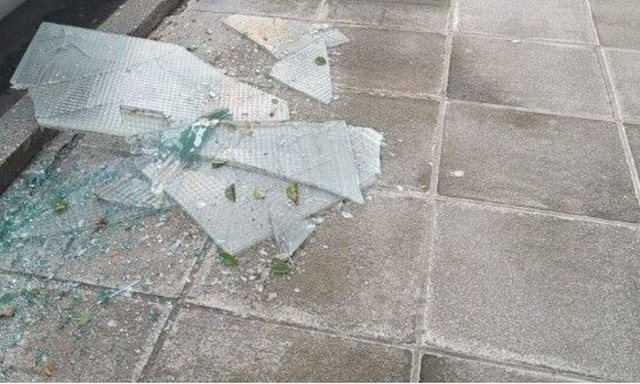 Λάρισα: Τζάμι από εγκαταλελειμμένο κτίριο έσπασε και προσγειώθηκε στο κεφάλι μαθητή