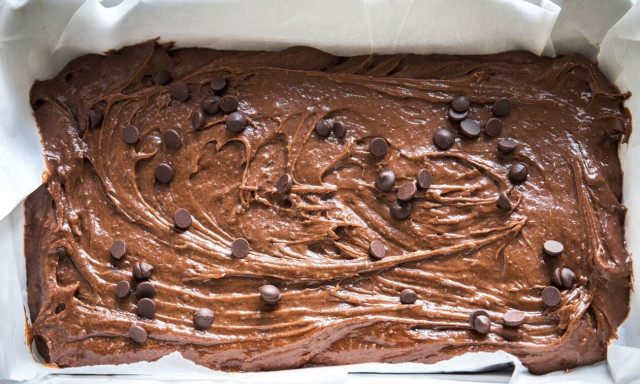 Νόστιμο και υγιεινό brownie με μια μπανάνα, 1 αβγό και κακάο