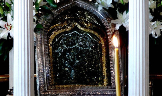 Σαν σήμερα το 1823: Βρέθηκε η θαυματουργή εικόνα της Παναγίας της Τήνου