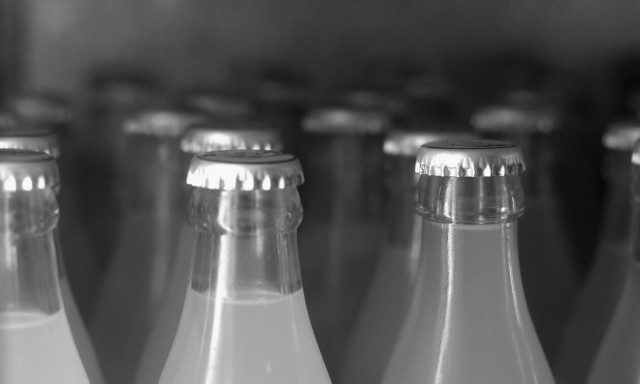 Μπάχαλο με την τιμή σε αναψυκτικά και ροφήματα: ΦΠΑ 13% στο ντελίβερι - ΦΠΑ 24% στο τραπέζι