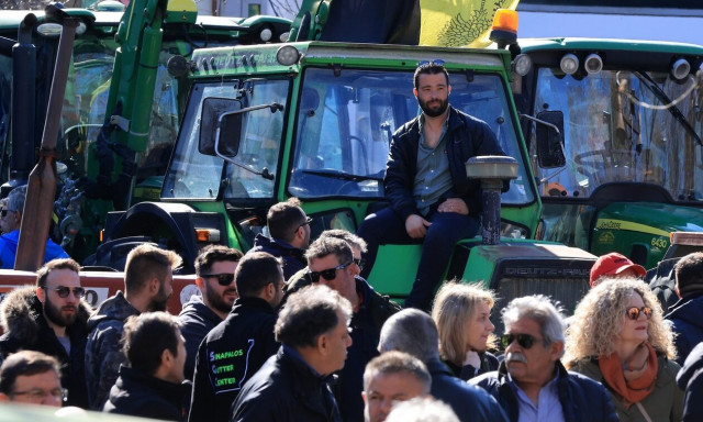 Αγρότες: «Φουντώνουν» τα μπλόκα παρά τις δεσμεύσεις Μητσοτάκη - Κλείσιμο δρόμων πριν την Agrotica