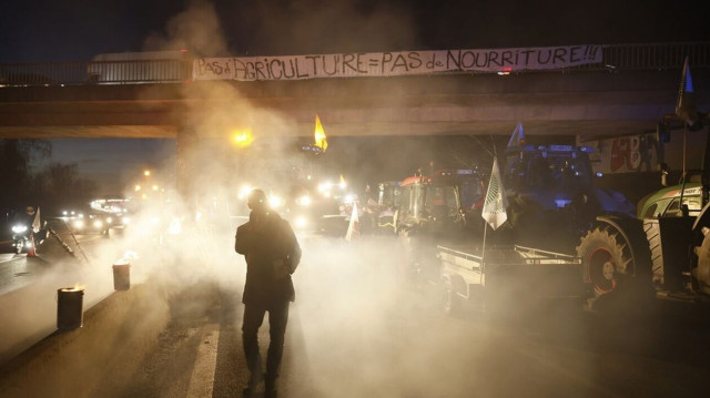 Τα τρακτέρ «πολιορκούν» τις Βρυξέλλες - Λύσεις από τη Σύνοδο Κορυφής της ΕΕ περιμένουν οι αγρότες