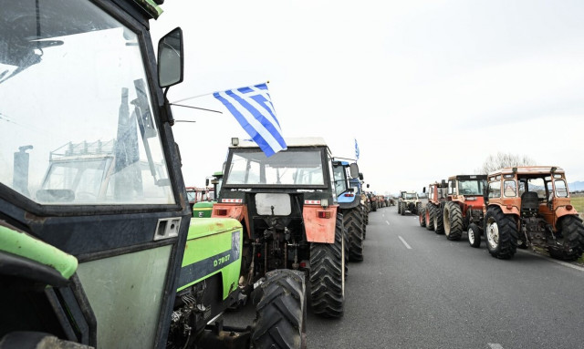 Δυναμώνουν τα μπλόκα και πάνε… Agrotica οι αγρότες - «Παράθυρο» Μητσοτάκη και αγροτικό πετρέλαιο