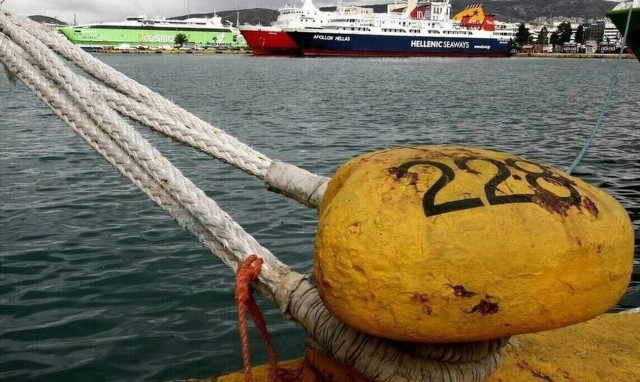 Ships remain docked due to strong winds