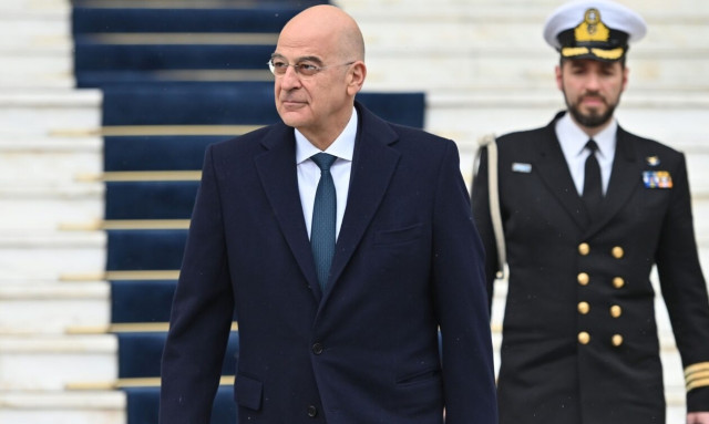 Δένδιας: Προτείνει τη Λάρισα για στρατηγείο της επιχείρησης στην Ερυθρά Θάλασσα