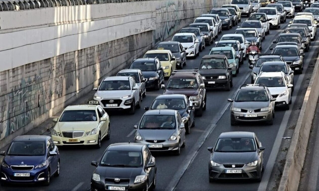 Κίνηση στους δρόμους: Μπλοκαρισμένος ο Κηφισός - Καθυστερήσεις και στην Αττική Οδό