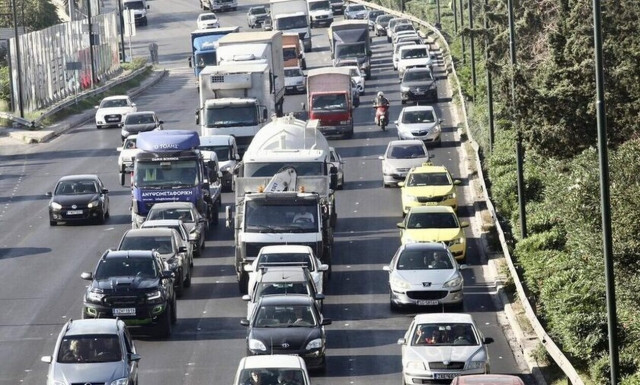 Τροχαίο στον Κηφισό: Σύγκρουση οχημάτων στο ύψος της Λένορμαν, στο ρεύμα προς Λαμία