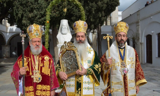 Η Λιτανεία της Μεγαλόχαρης και τα φαναράκια στην Τήνο