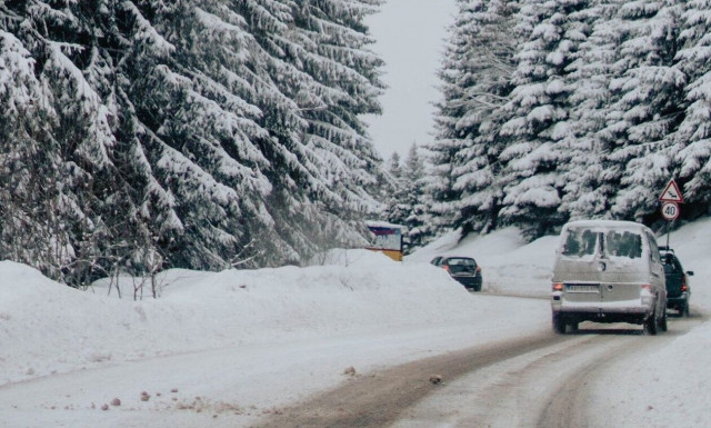 Τι πρέπει να κάνουμε οδηγώντας σε χιόνι, πάγο και χαμηλές θερμοκρασίες;