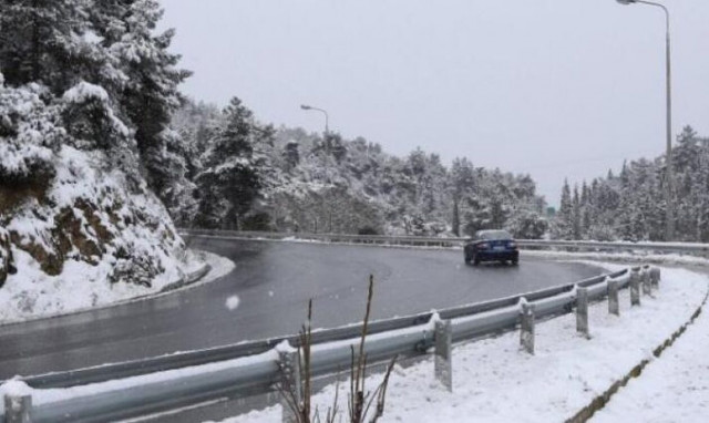 Κακοκαιρία Avgi: Αίσιο τέλος για τους οδηγούς στην Πάρνηθα - Εγκλωβισμένο αυτοκίνητο στη Φυλή