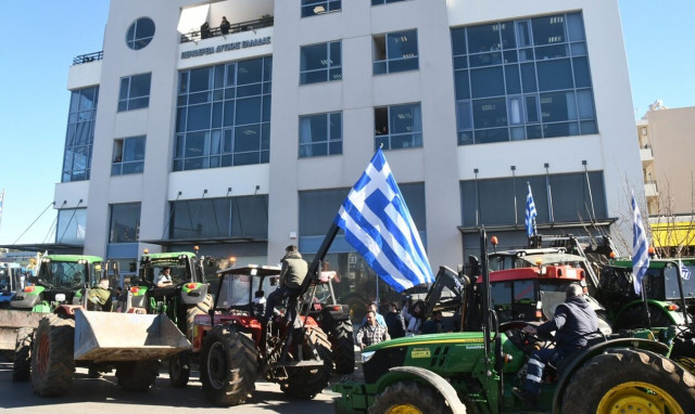 Πάνε τρακτέρ στην Agrotica: Με το βλέμμα στις Βρυξέλλες οι αγρότες - Ξεκίνησε το κλείσιμο δρόμων