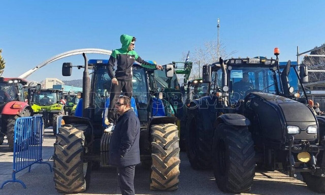 Protesting farmers driving their tractors into Thessaloniki