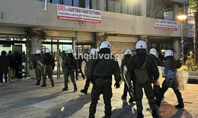 Μεγάλη αστυνομική επιχείρηση στο ΑΠΘ για τη διάλυση της κατάληψης - Δείτε εικόνες