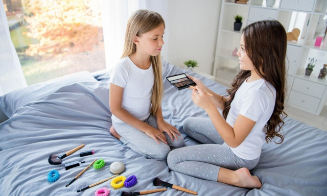 Μικρά κορίτσια και καλλυντικά - Η ανησυχία των ειδικών